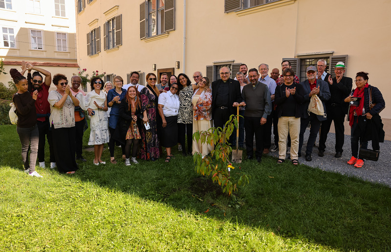 Als Zeichen der Verbundenheit und in der Hoffnung auf ein gutes Gedeihen der Diözesanpartnerschaft wurde gemeinsam ein Pfirsichbaum im Bischofsgarten gepflanzt.